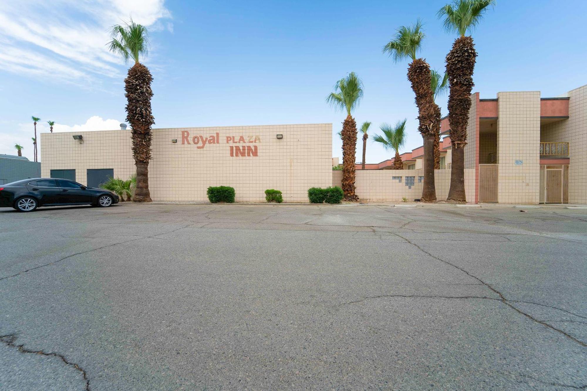 Royal Plaza Inn Indio Buitenkant foto